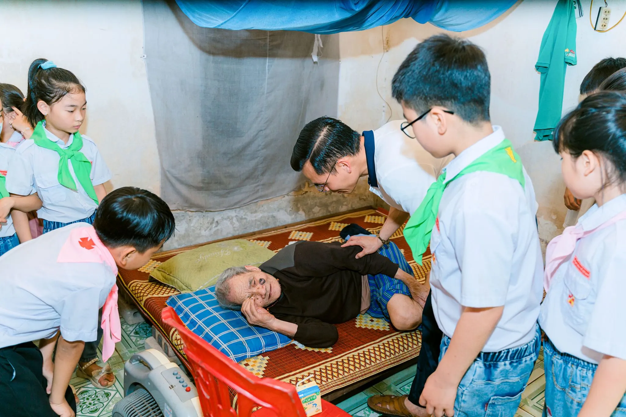 Thiếu nhi giáo xứ Bút Đông thăm các cụ cao niên